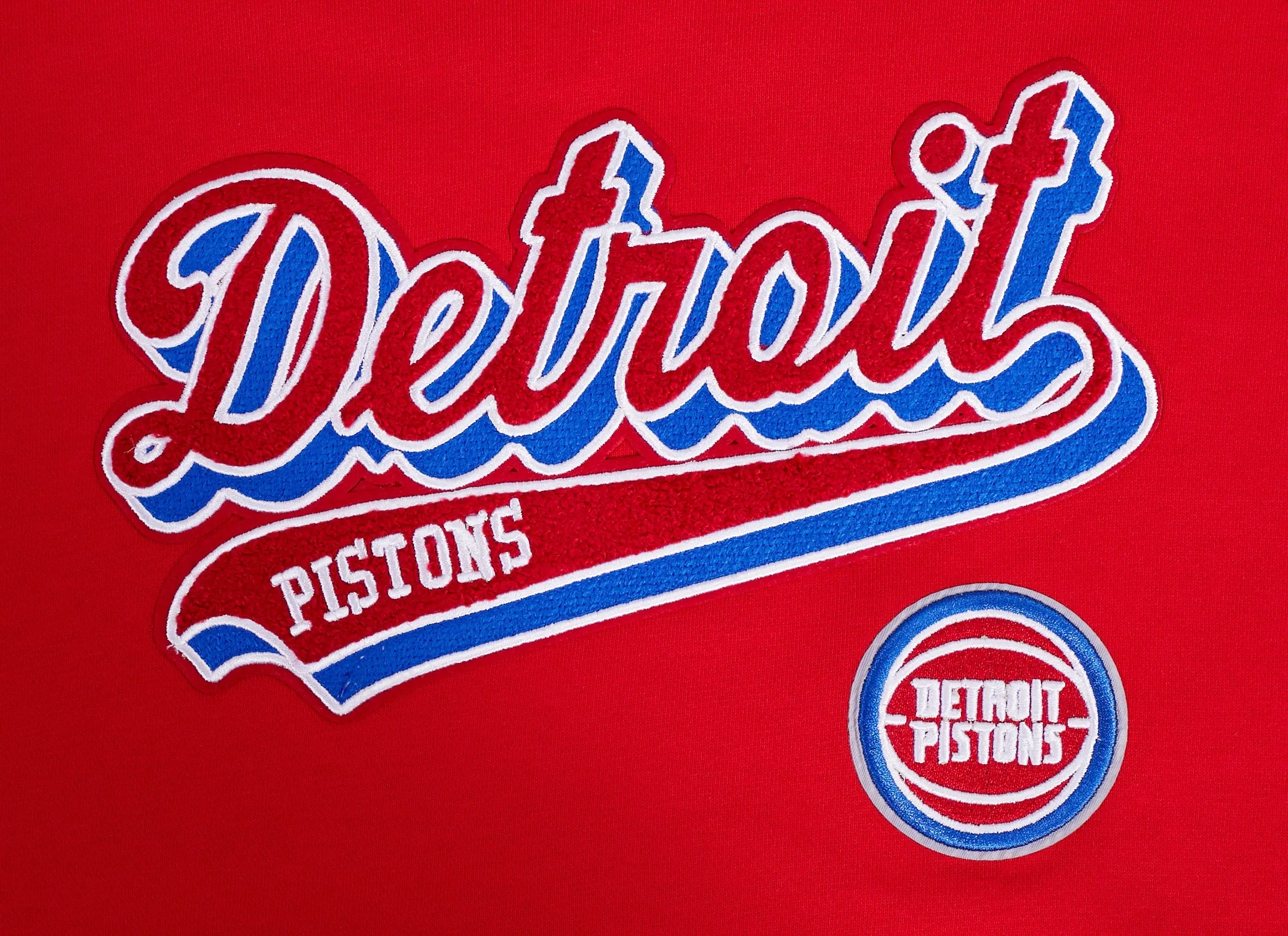 NBA DETROIT PISTONS SCRIPT TAIL WOMEN'S RIB FLC CROPPED PO HOODIE (RED)