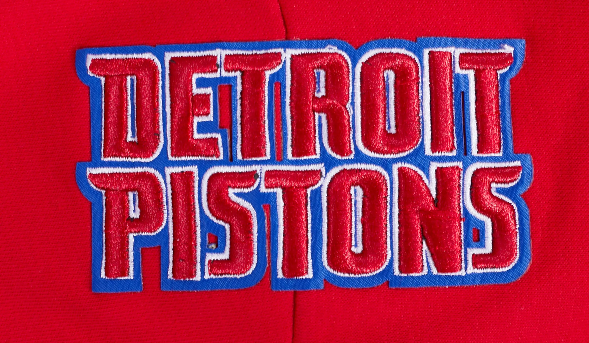 NBA DETROIT PISTONS SCRIPT TAIL WOMEN'S RIB FLC CROPPED PO HOODIE (RED)